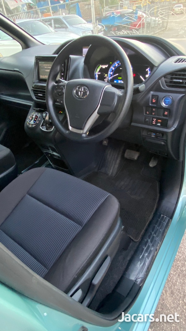 Toyota Voxy 2,0L 2016-7