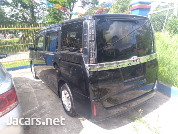 Toyota Voxy 2,0L 2016-4