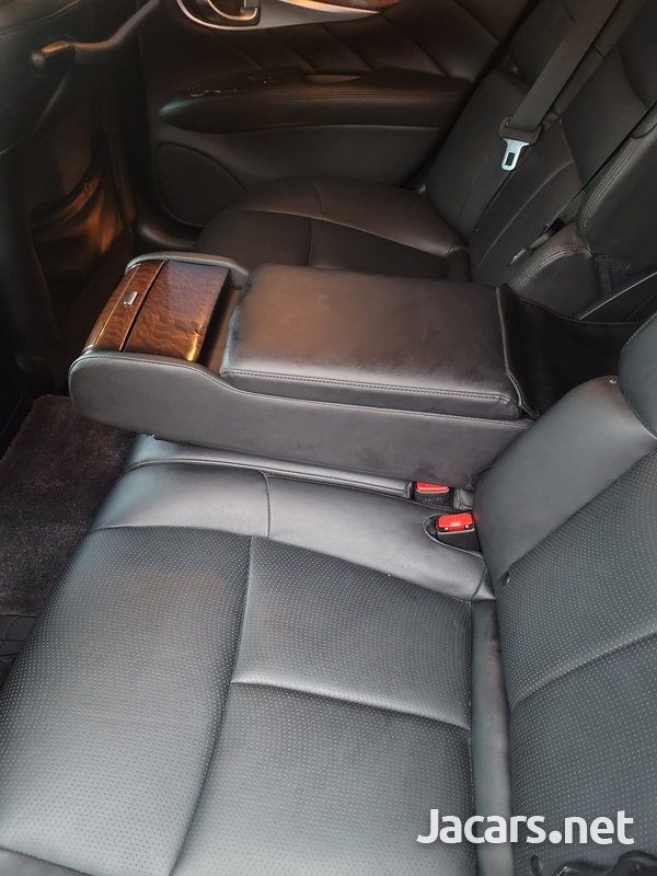 Nissan Fuga 2,5L 2012-9