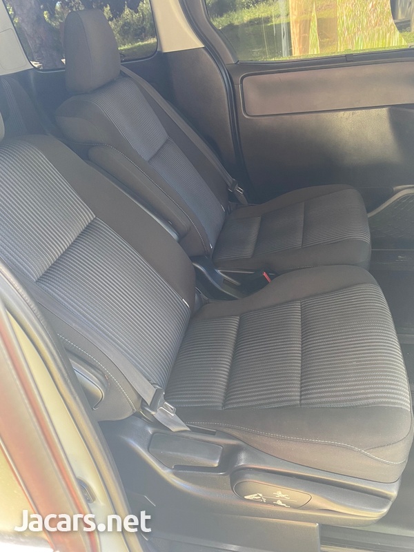 Toyota Voxy 2,5L 2014-8