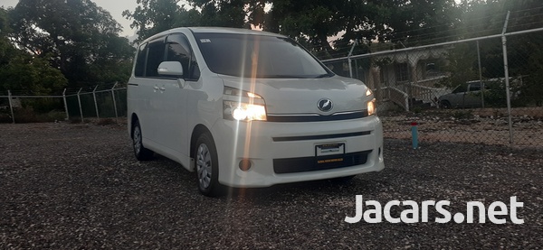 TOYOTA VOXY 2010, PEARL WHITE, IMMACULATE CONDITION, BUTTON START, 8 SEATS-2