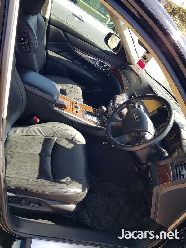 Nissan Fuga 2,5L 2016-4