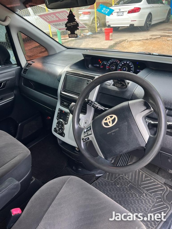 Toyota Voxy 2,0L 2011-6