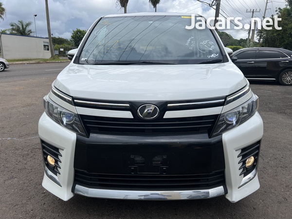 Toyota Voxy 2,0L 2014-2