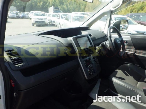 Toyota Voxy 2,0L 2013-9