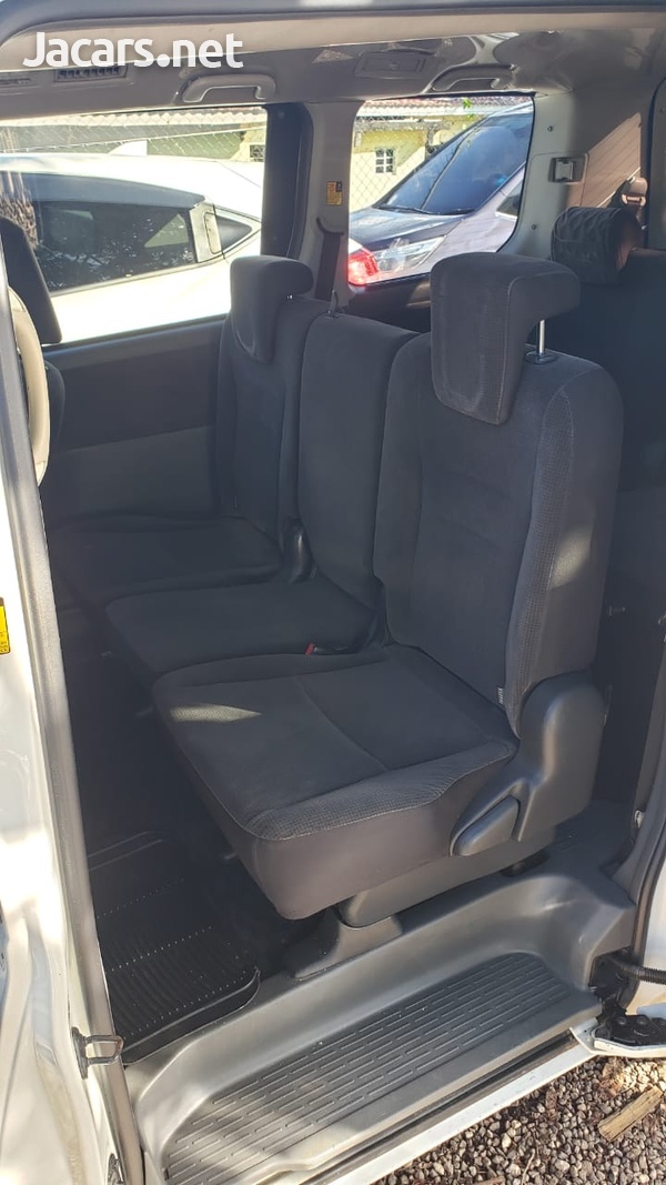 Toyota Voxy 2,0L 2010-7