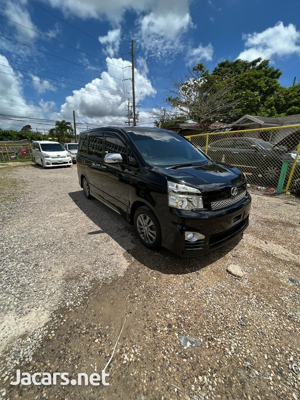 Toyota Voxy 2,0L 2013-6