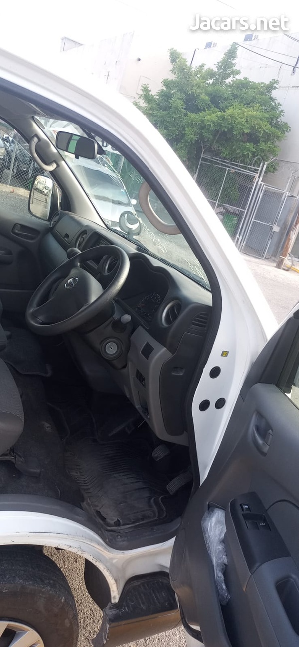 Nissan Caravan 2,5L 2014-7