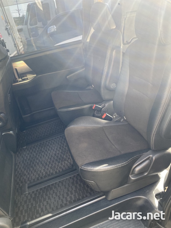 Toyota Voxy 2,0L 2012-5