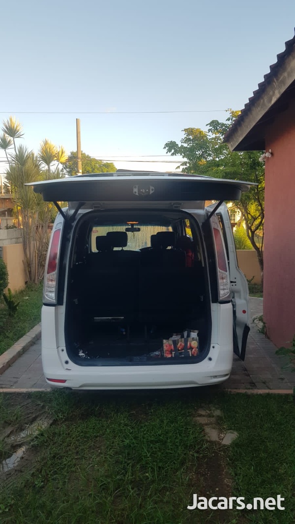 Nissan Serena 2,0L 2012-10