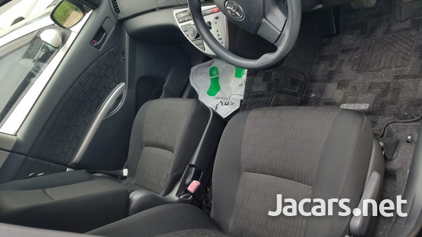 Toyota Isis 2,0L 2013-6