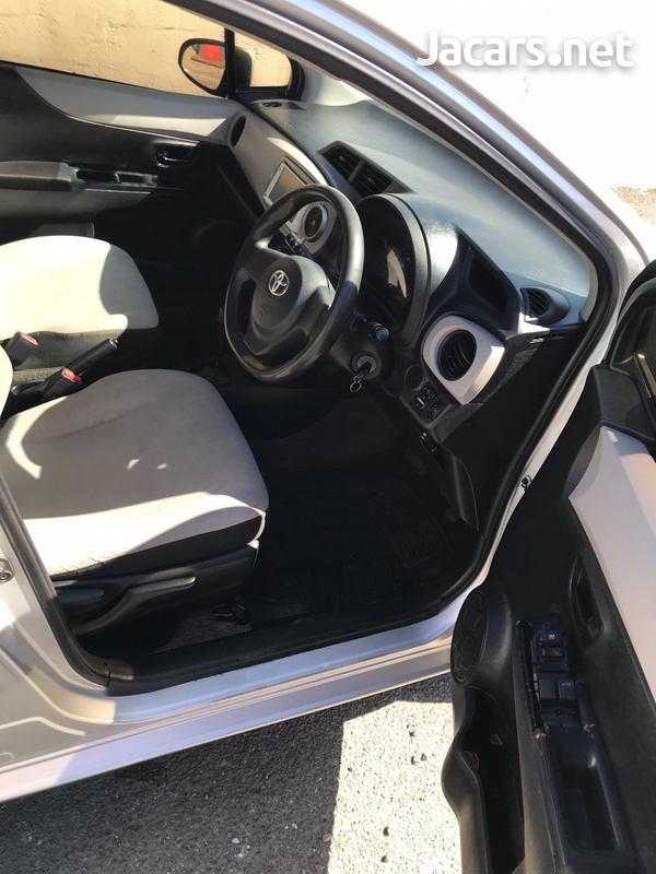 Toyota Vitz 1,3L 2012-6