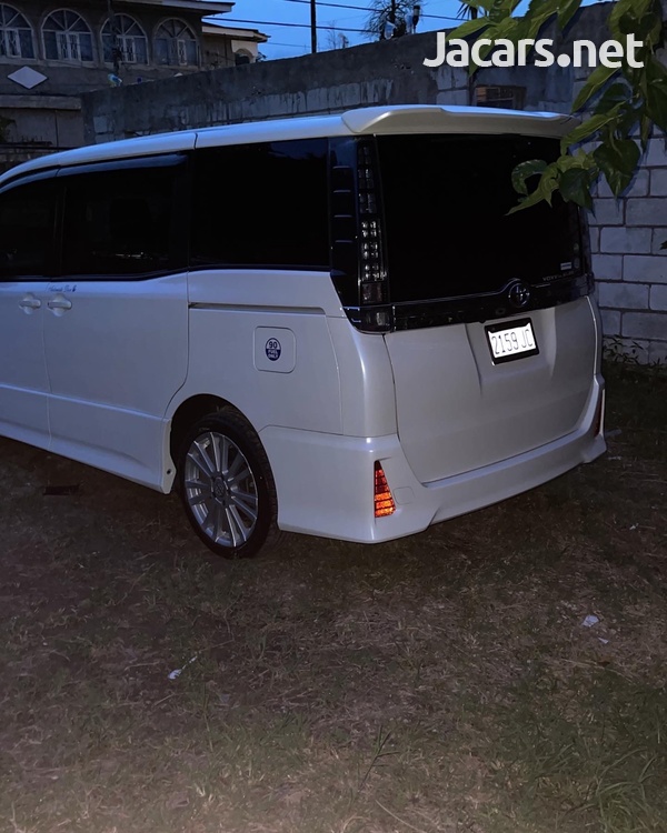Toyota Voxy 2,0L 2014-8