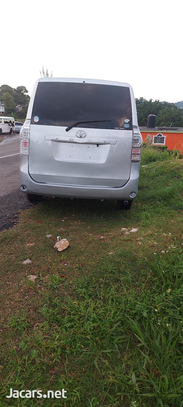 2010 Toyota Voxy-3