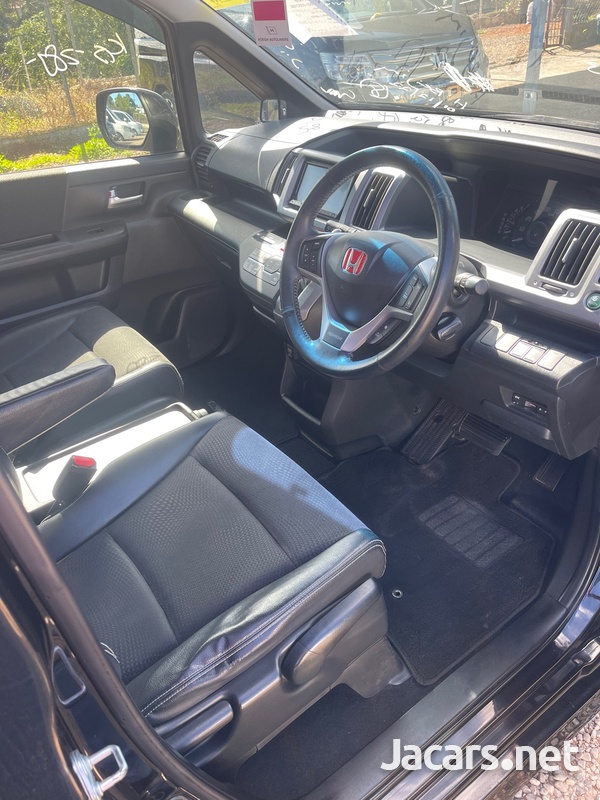Honda Stepwgn Spada 2,0L 2013-6