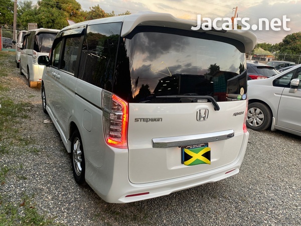 Honda Stepwgn Spada 2,0L 2013-4