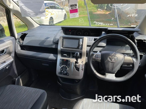 Toyota Noah 2,0L 2013-4