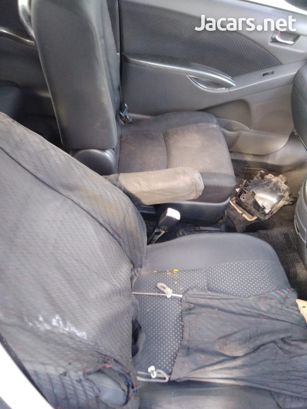 Toyota Isis 1,8L 2012-6