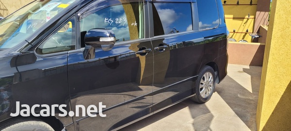 Toyota Voxy 2,0L 2013-4