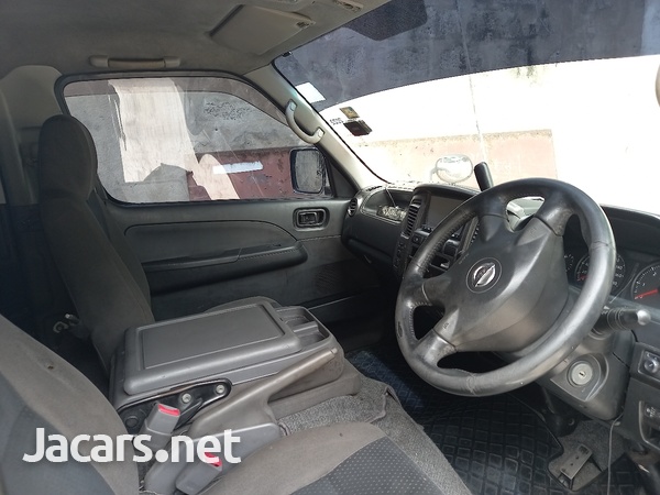 Nissan Caravan-6