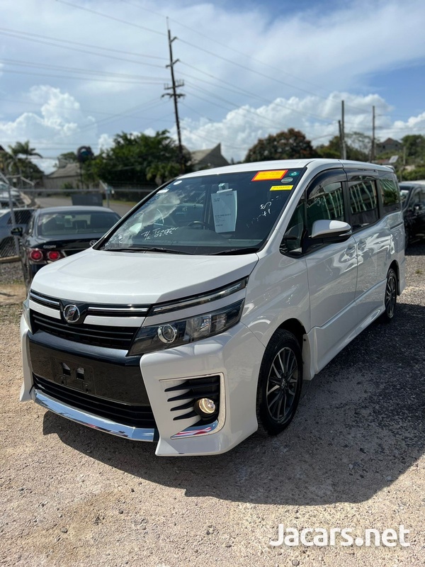 Toyota Voxy 2,0L 2014-10