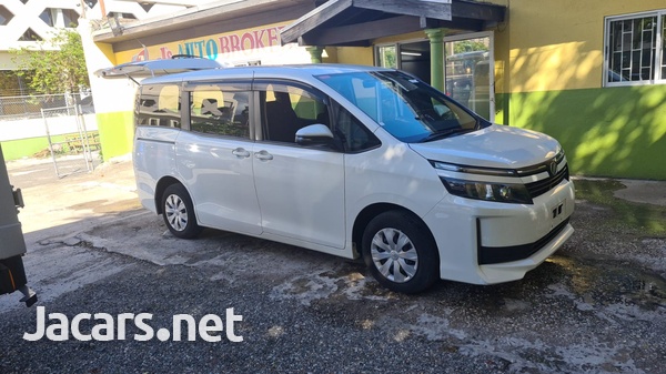 Toyota Voxy 2,0L 2015-2
