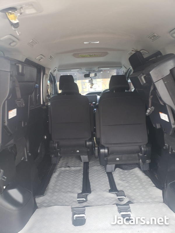 Toyota Voxy 2,0L 2014-6