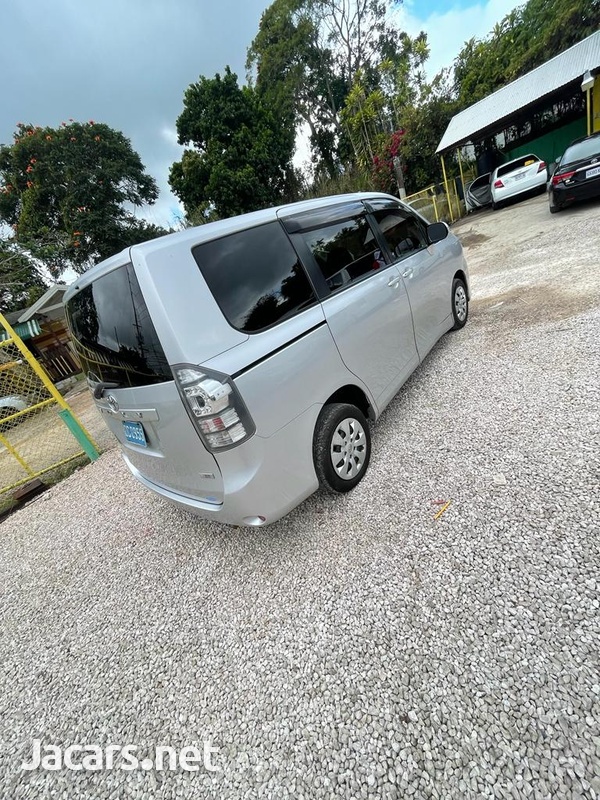 Toyota Voxy 2,0L 2013-6