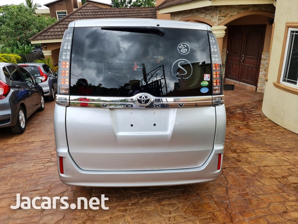 Toyota Voxy 2,0L 2017-5
