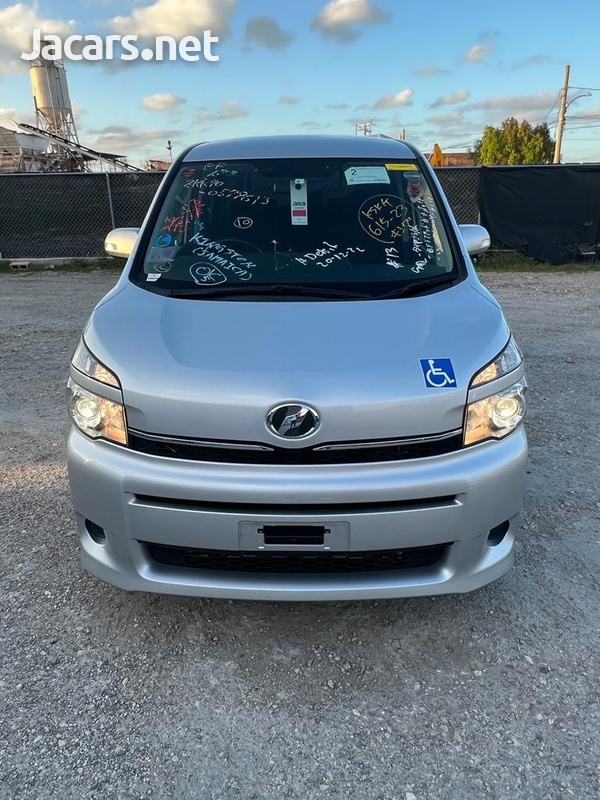 2013 Toyota Voxy-1