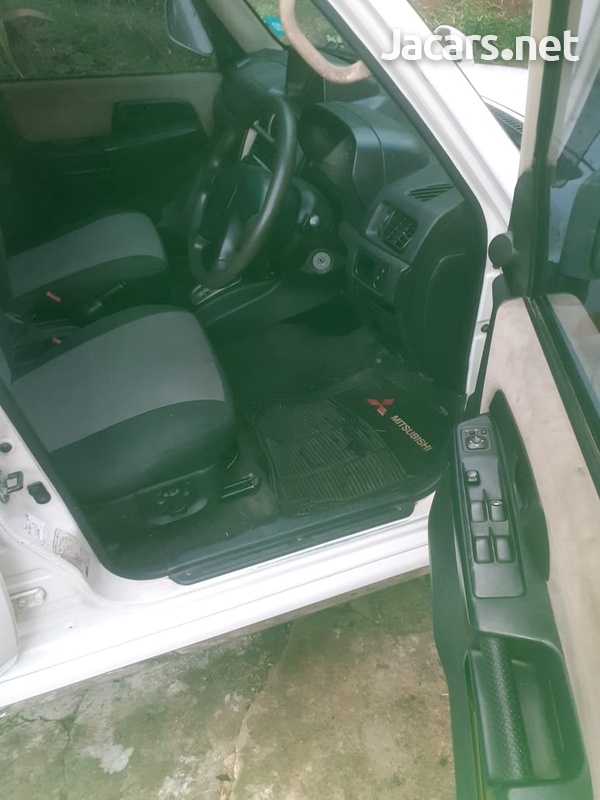 Mitsubishi Pajero 2,0L 2002-6