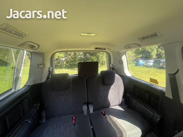 Toyota Voxy 2,0L 2013-9