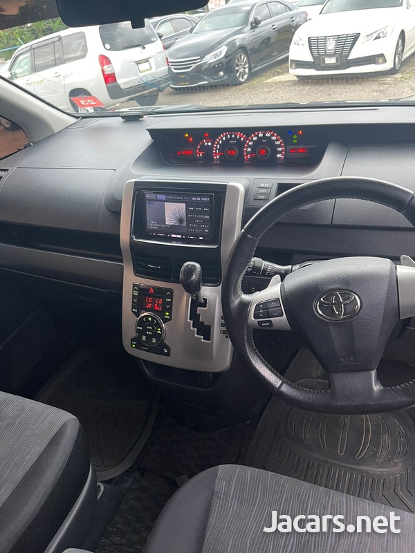 Toyota Voxy 1,8L 2011-5