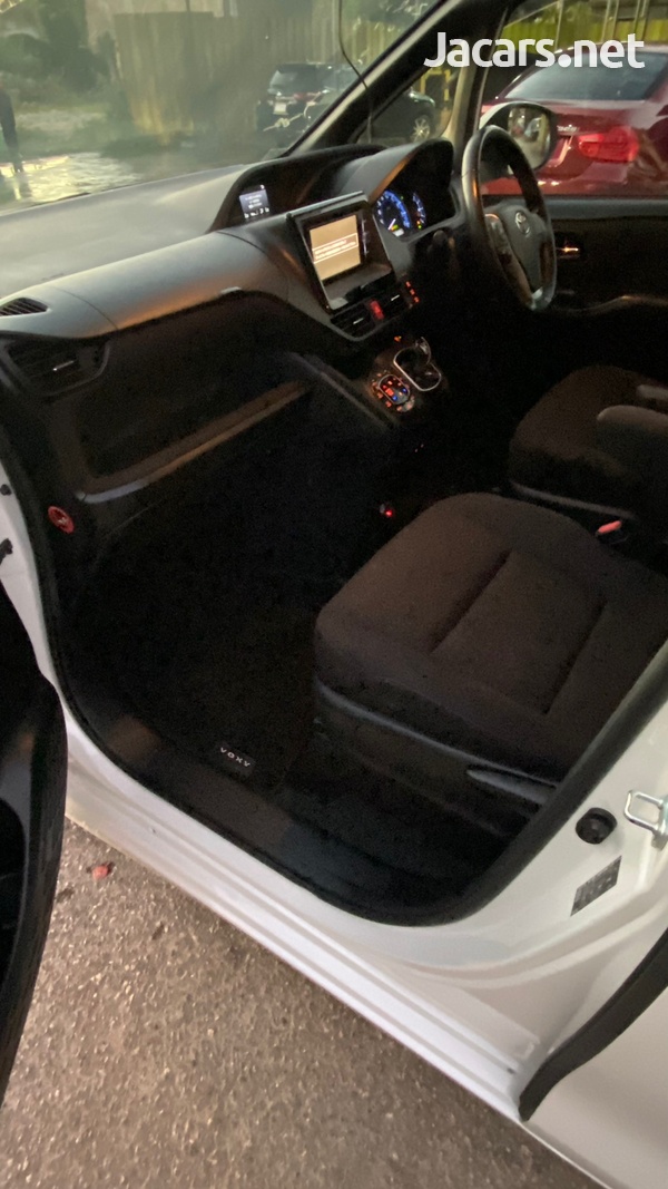 Toyota Voxy 2,0L 2014-8
