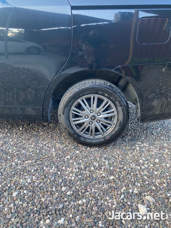 Toyota Noah 2,0L 2013-4