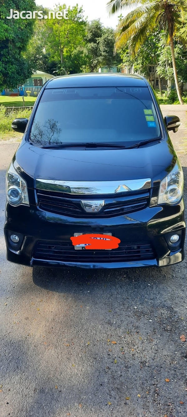 Toyota Noah 2,0L 2011-1