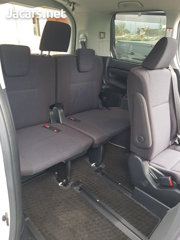 Toyota Noah 2,0L 2015-6