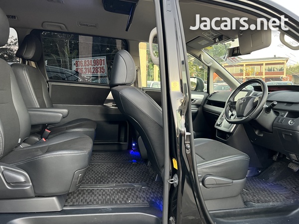 Toyota Voxy 2,0L 2013-9