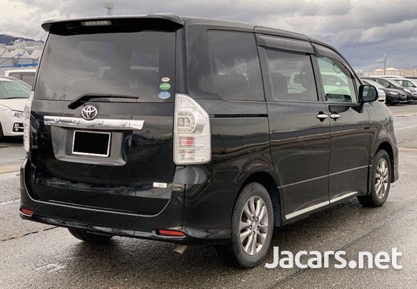 Toyota Voxy 2,0L 2013-5