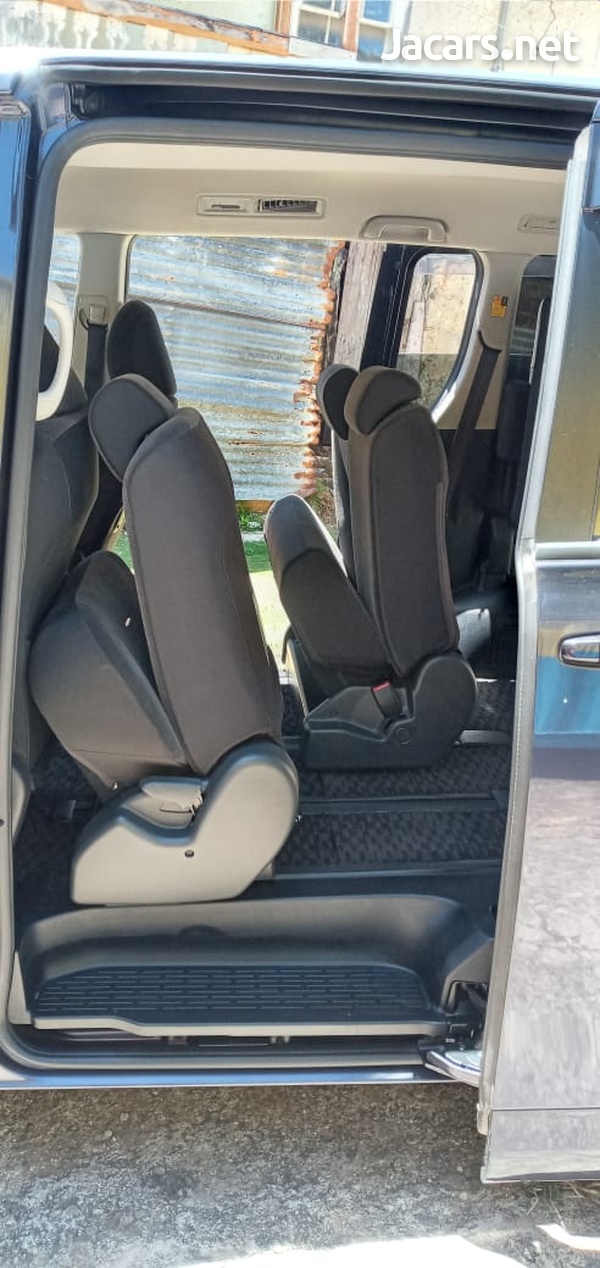 Toyota Voxy 2,0L 2012-14