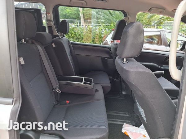 Toyota Voxy 2,0L 2017-8