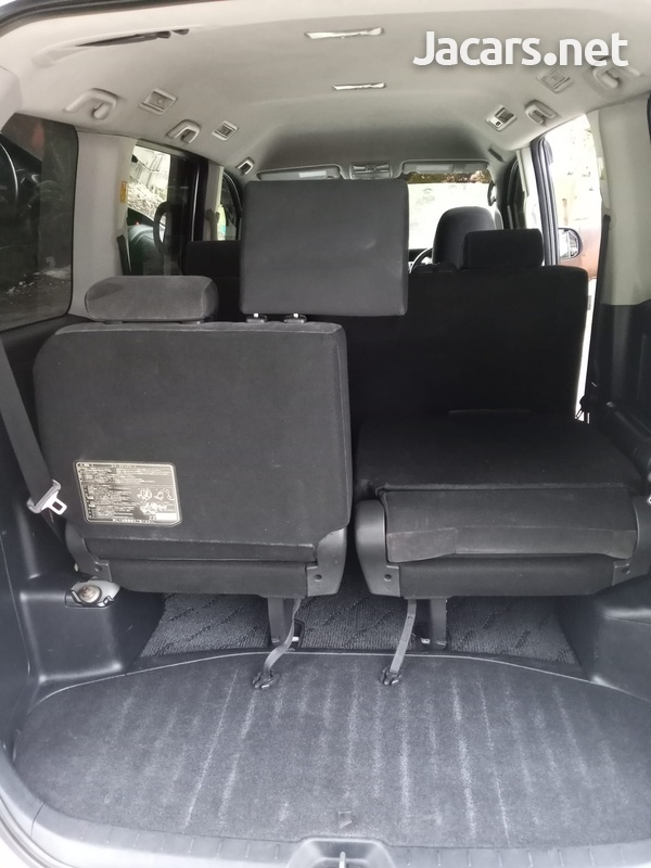 Toyota Voxy 2,0L 2010-8