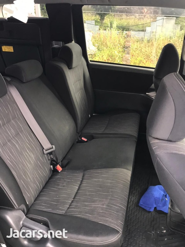Toyota Voxy 2,0L 2011-5