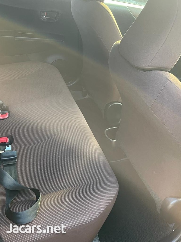 Toyota Vitz 1,0L 2012-7