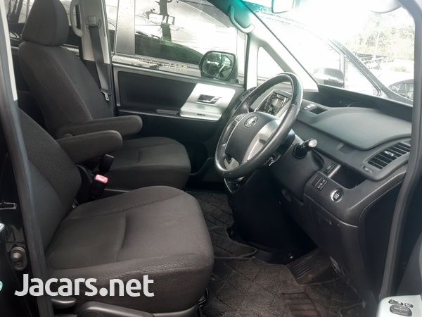 Toyota Voxy 2,0L 2013-6