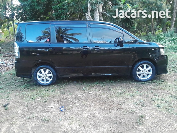 Toyota Voxy 2,0L 2010-3