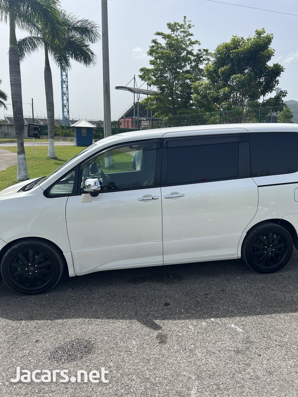 Toyota Voxy 2,0L 2012-3