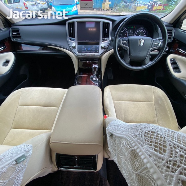 Toyota Crown 2,5L 2016-10