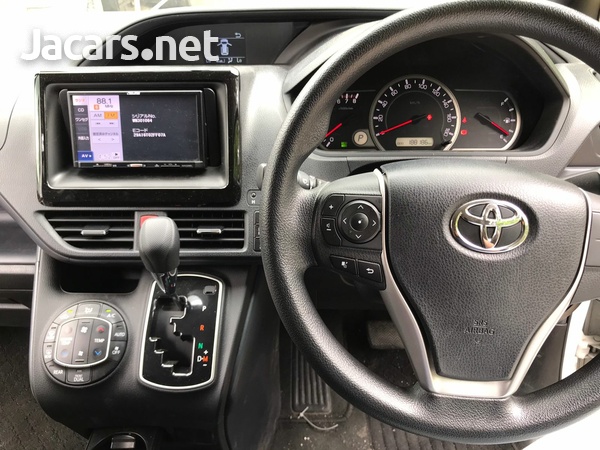 Toyota Voxy 2,0L 2016-10