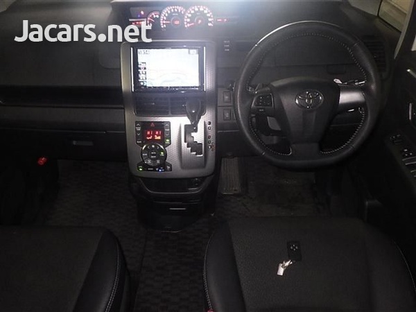 Toyota Voxy 2,0L 2013-4